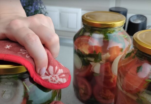 Консервированные помидоры, кадр из видео