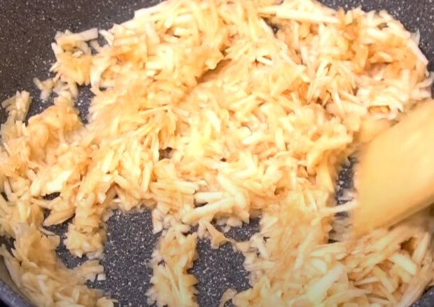 Приготовление яблочных рулетиков, кадр из видео