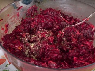 Салат-намазка из свеклы, кадр из видео