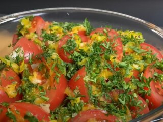 Салат из помидоров, кадр из видео