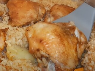 Запеченная с рисом курица, кадр из видео