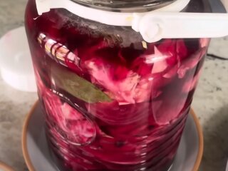 Засоленная капуста, кадр из видео