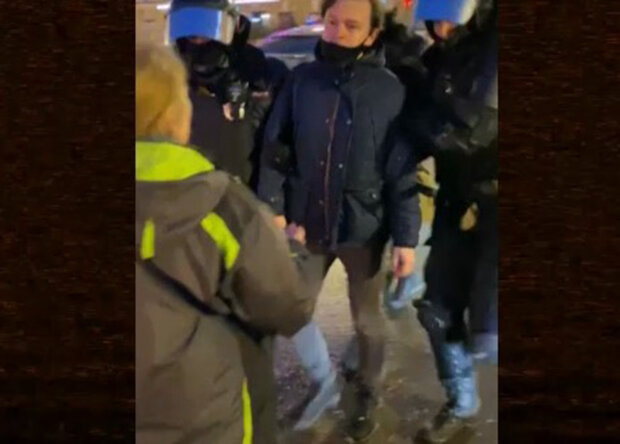 российский омоновец бьет женщину ногой в живот