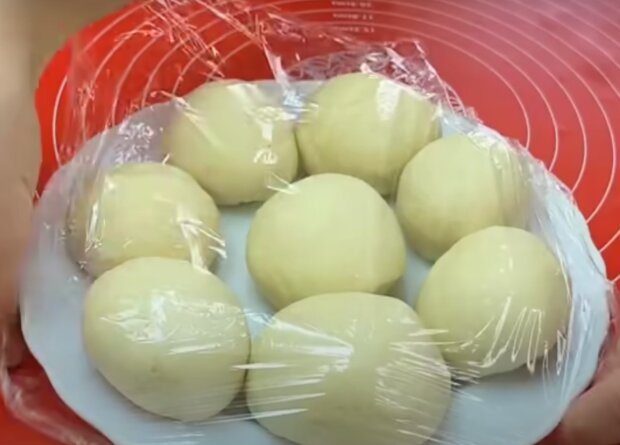 Процесс приготовления пирожков, кадр из видео