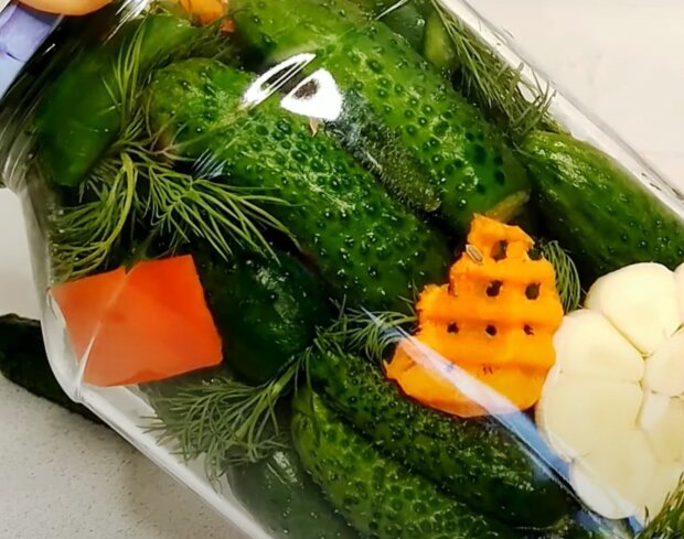 Малосольні огірки, кадр з відео