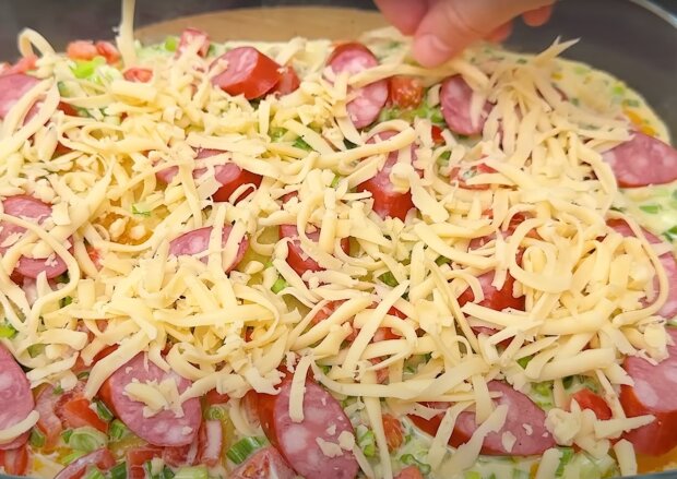 Приготування картопляної запіканки, кадр з відео