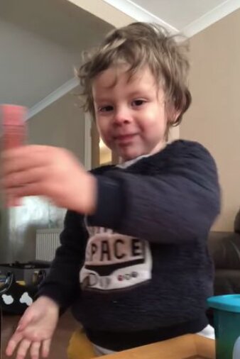 Фото малюка, який п'є ліки