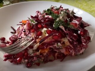 Салат с гранатом, кадр из видео