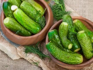 Малосольные огурцы, кадр из видео