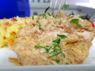 Тушеные куриные бедра, кадр из видео