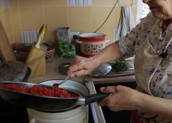 бабуся варить борщ