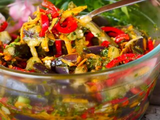 Маринованные баклажаны, кадр из видео