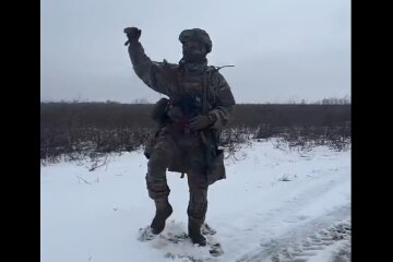 танцующий военнослужащий Украины