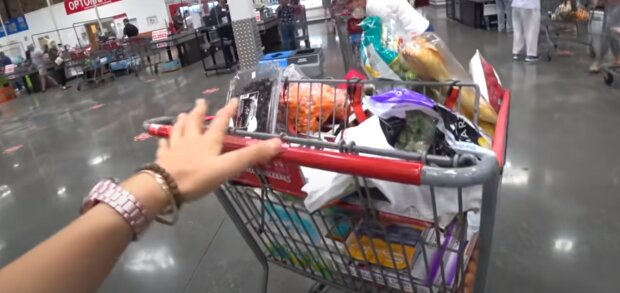 Продукты в супермаркете: скрин с видео