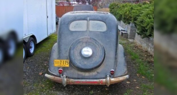 рідкісний седан DeSoto Airflow