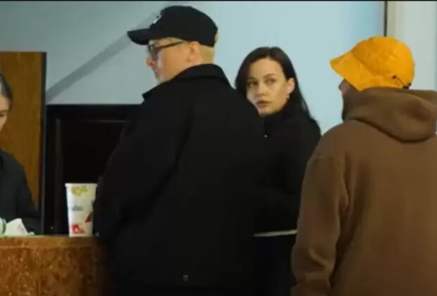 Олексій Завгородній та Юлія Сахневич, кадр з відео