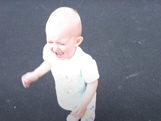 Ребенок плачет