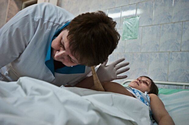 Акушерське насильство