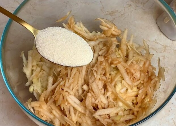 Приготування яблучного пирога, кадр з відео