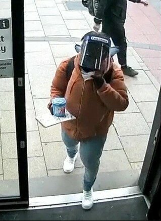 парень переоделся, чтобы облить бывшую девушку кислотой