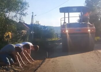 На Львівщині діти встали на коліна перед ремонтниками дороги