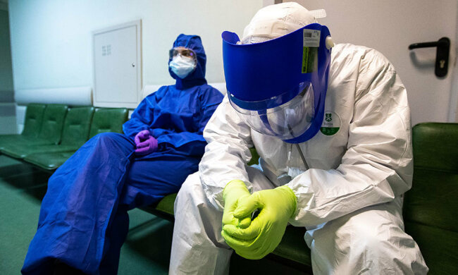 Медики в захисних костюмах