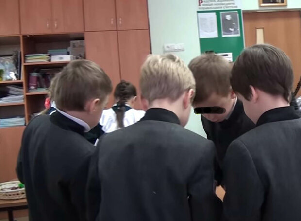 В российских школах предложили установить курилки