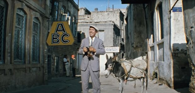 кадр з фільму "Діамантова рука"