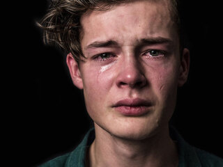 Психиатр рассказал почему мужчинам полезно плакать