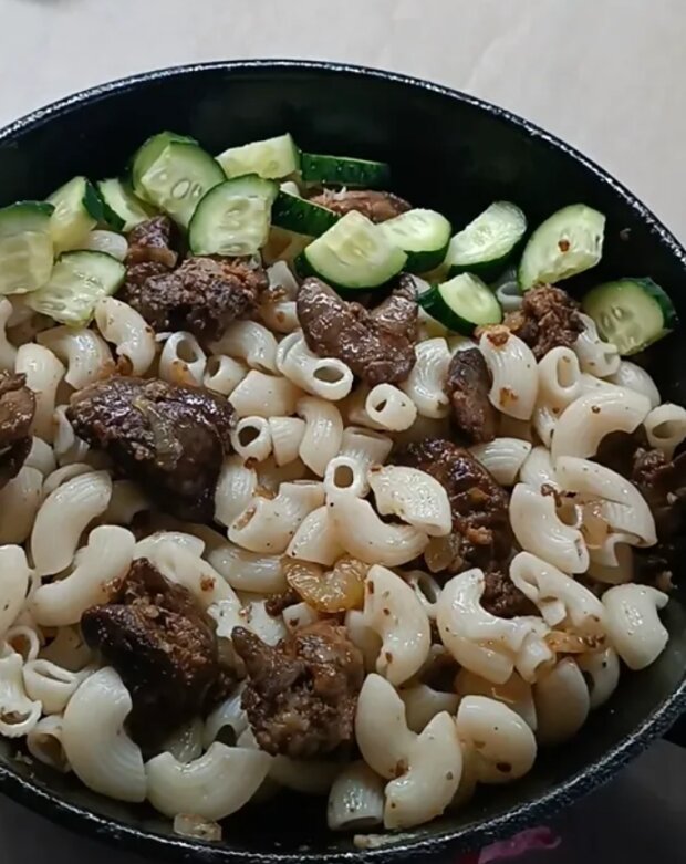 Макароны с печенью и луком