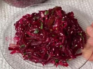 Свекольный салат, кадр из видео