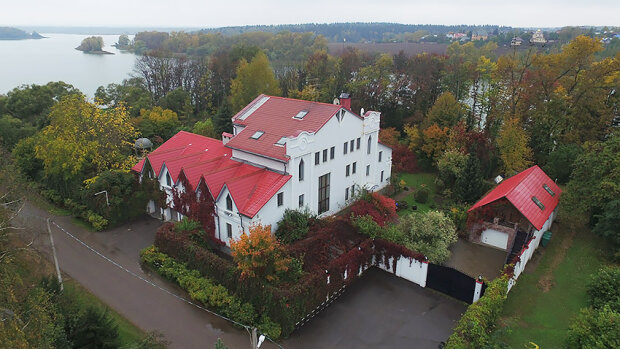 особняк на березі Іскренського водосховища