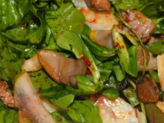 Теплый салат с печенью и грушами