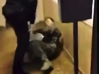 Избиение военного в отделении полиции. кадр с видео