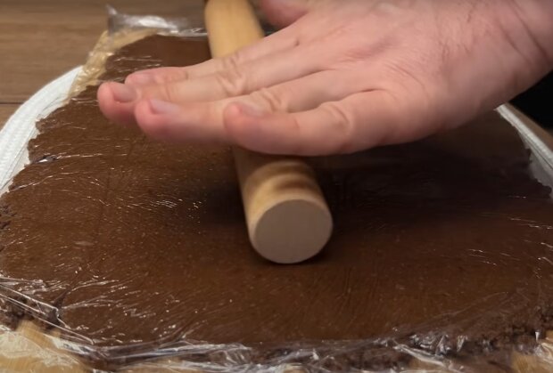 Приготування рулету, кадр з відео