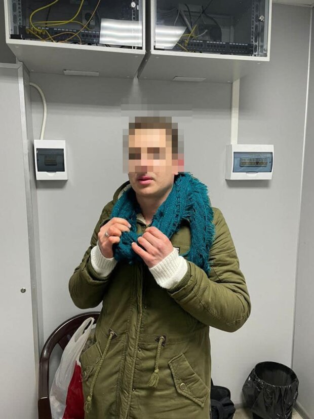 Киянин одягнувся жінкою і намагався втікти з України