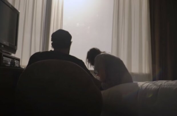 чоловік і жінка, пара, кадр з фільму Сучасне рабство