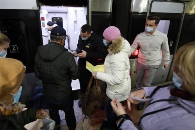 пассажиров без ковид-сертификатов не пропускают в поезда и автобусы