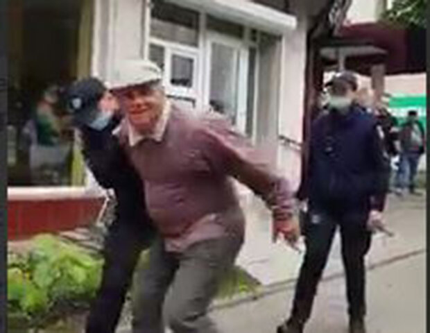 Поліцейські жорстко скрутили старенького