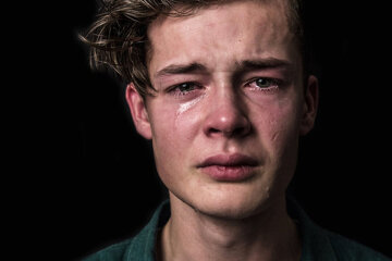 Психиатр рассказал почему мужчинам полезно плакать