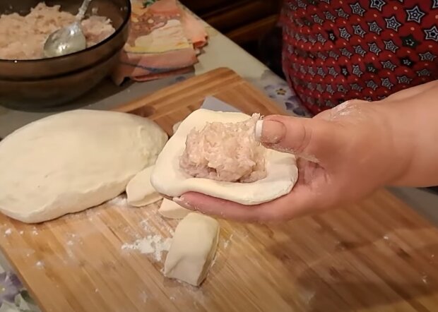 Приготовление беляшей, кадр из видео