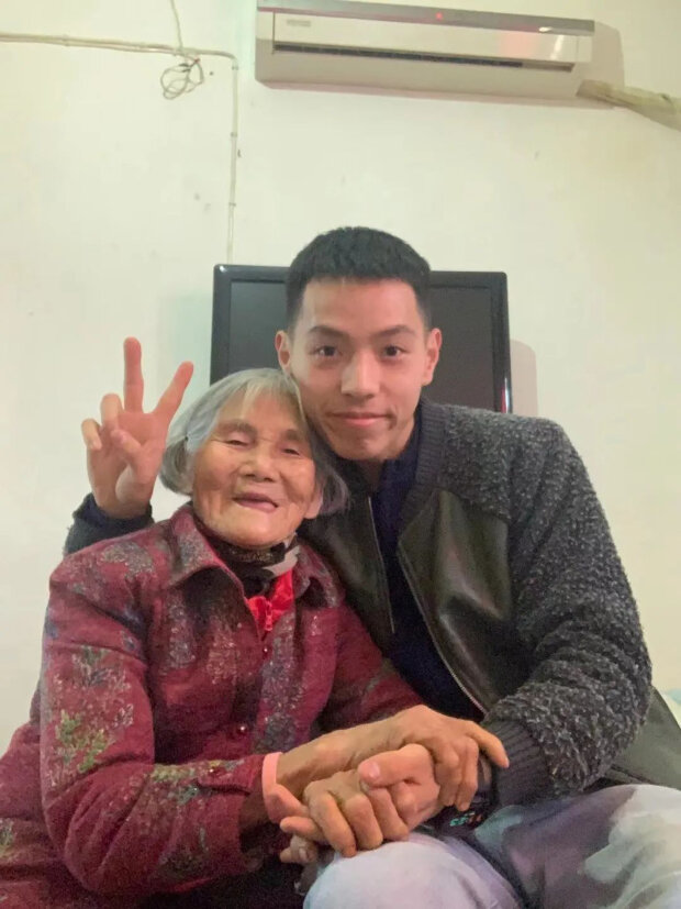 свадебное фото 24-летнего парня и 85-летней женщины