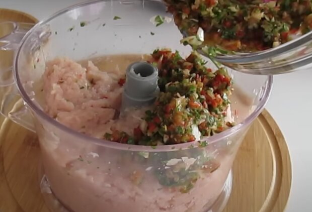 Приготування курячих колобків з картоплею, кадр з відео