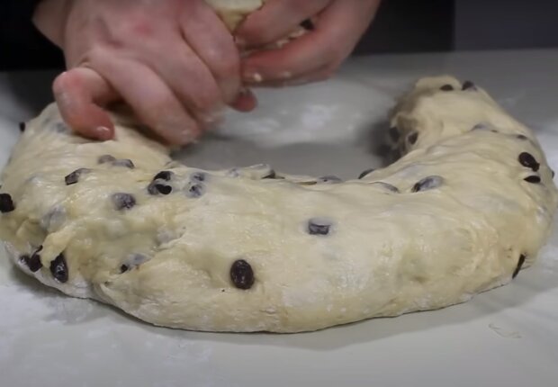 Приготовление булочек с изюмом, кадр из видео