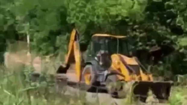 Кияни навмисне трактором перекопали свіжий асфальт