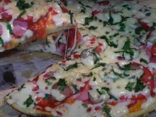 Пицца на сковороде, кадр из видео