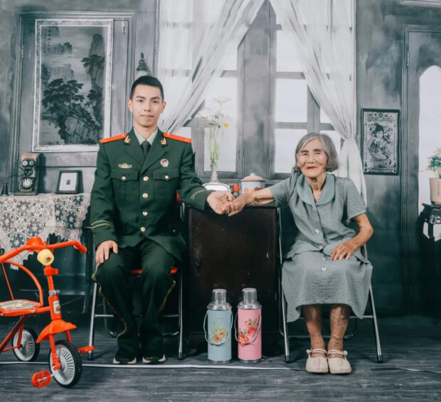 свадебное фото 24-летнего парня и 85-летней женщины