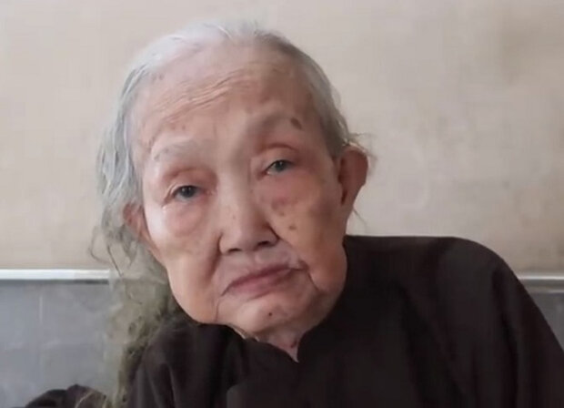 Бабушка 64 года не мыла и не стригла волосы