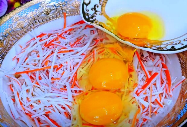 Приготування крабового пирога, кадр з відео