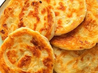 Луковые лепешки, кадр с видео